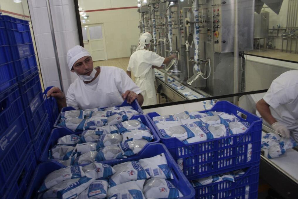 La reciente suba de combustibles golpeó a la cadena de producción, sin embargo, la Cámara Paraguaya de Industriales Lácteos (Capainlac) no considera trasladar ese impacto global al consumidor. Foto: Archivo.