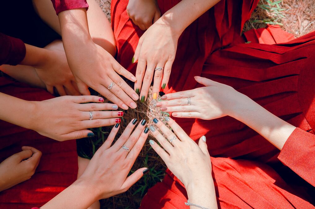 Independientemente del cuidado personal que le des a tus uñas para lucir una manicura perfecta, estas de igual forma suelen arruinarse muy seguido. Por eso aquí te contamos cómo fortalecer las uñas y evitar que se rompan. Foto: Pexels.