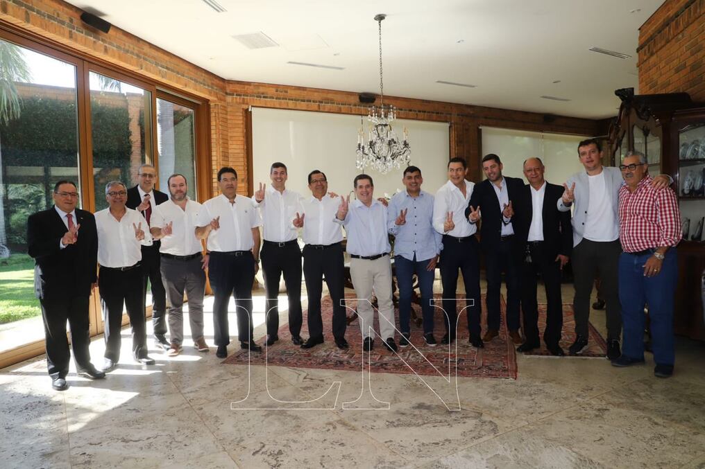 El líder de Honor Colorado, Horacio Cartes, encabezó el encuentro junto con la dupla presidencial conformada por Santiago Peña y Pedro Alliana. Foto: Carlos Juri. 