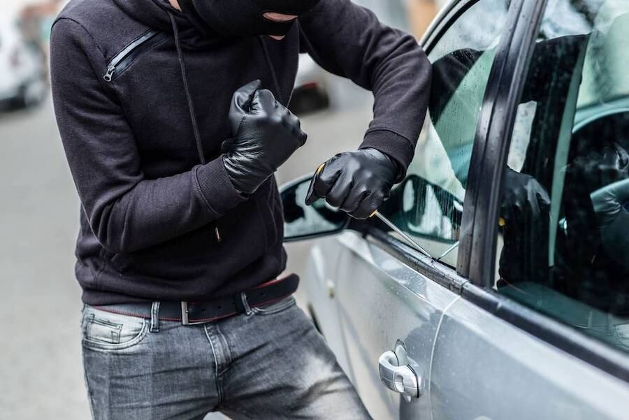 Una mujer dejó estacionado su vehículo en la vereda de su casa, ubicada en Lambaré, y éste fue robado por delincuentes que actuaron junto a “campanas” que los guiaron para cometer el hecho. Foto: Ilustrativa.