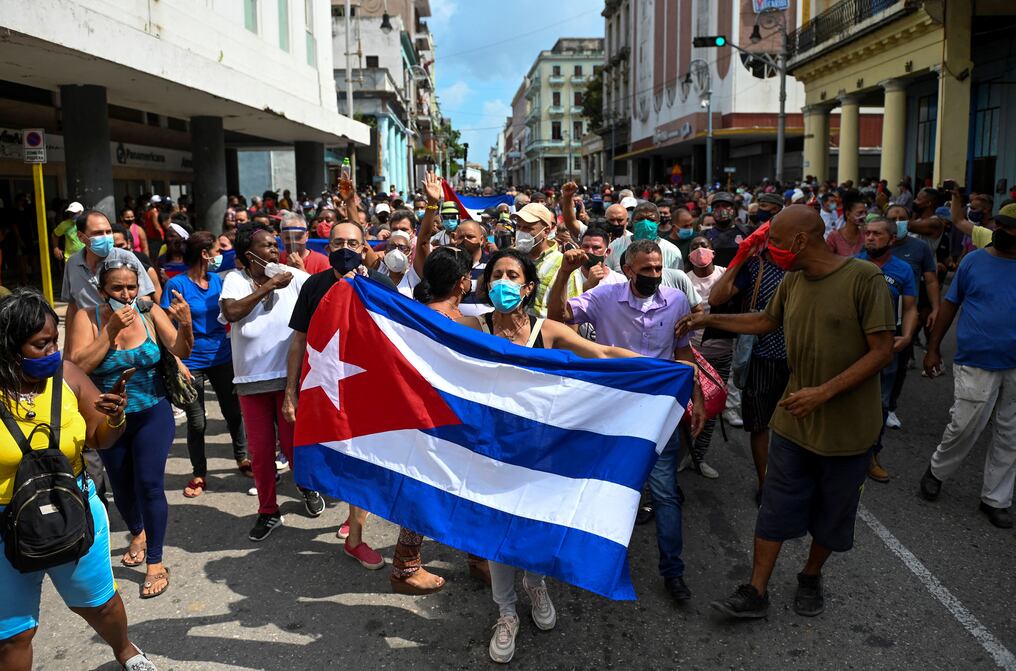Hartos de la crisis económica, miles de cubanos se manifestaron este domingo en varias regiones al grito de “¡libertad!” y “¡abajo la dictadura!”. Foto: AFP.