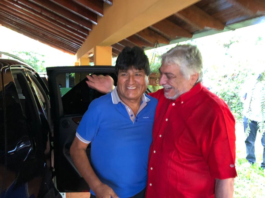 Evo Morales llegó a Paraguay este miércoles, y en la fecha mantuvo varios encuentros con dirigentes políticos del Frente Guasú, así como con la colectividad boliviana en Asunción. Foto: Gentileza.