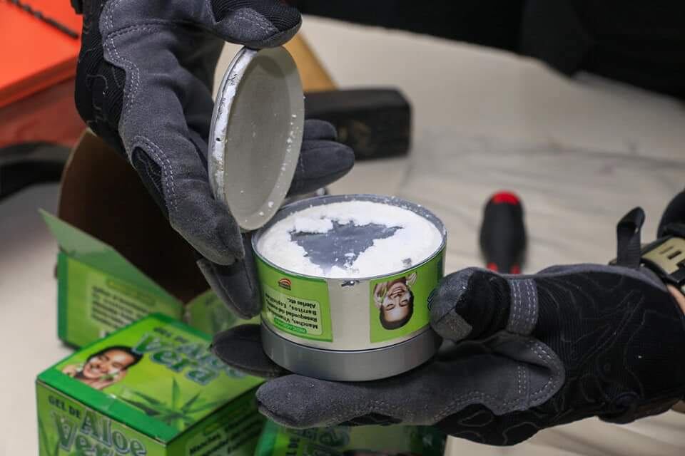 La Senad encontró 12 potes de aloe vera, donde se escondía una carga importante de cocaína.  Foto: Gentileza.