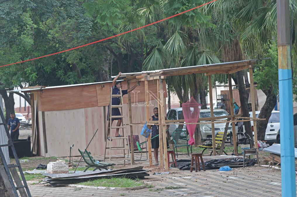 "Claro que vamos a aceptar la reubicación, nosotros estamos ocupando este lugar hace mucho tiempo”, manifiestan vecinos de la Chacarita. Foto: Pánfilo Leguizamón.