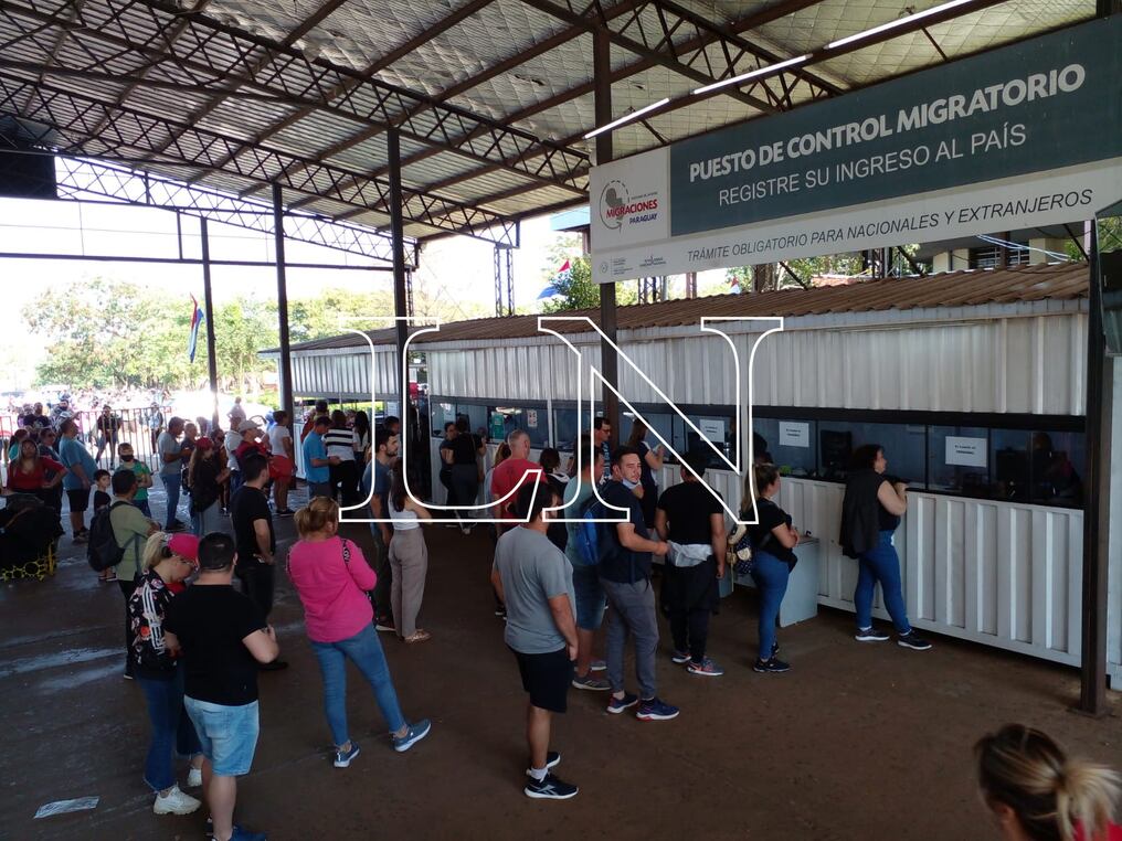 Autoridades migratorias de nuestro país confirmaron el ingreso de unos 15.000 argentinos desde Posadas a Encarnación, donde el movi­miento fronterizo se vio plenamente favorecido. Foto: Rocío Gómez.
