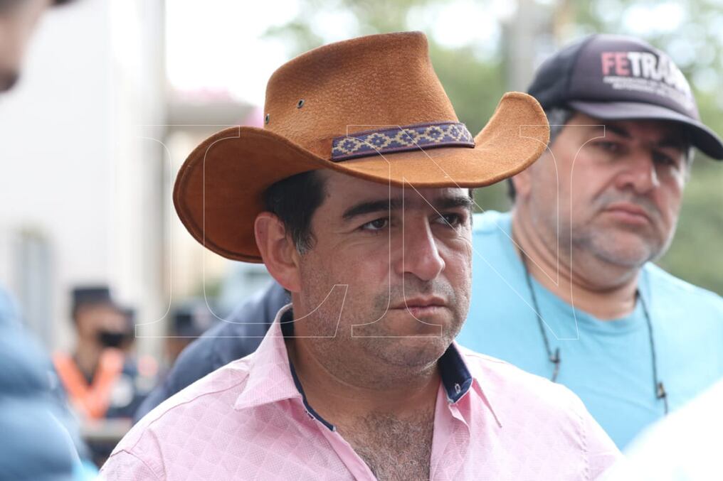 Roberto Almirón, líder de las protestas de camioneros en el país, se ha visto involucrado en varios hechos violentos, llegando a ser investigado por un homicidio ocurrido en el 2005. Foto: Nadia Monges.