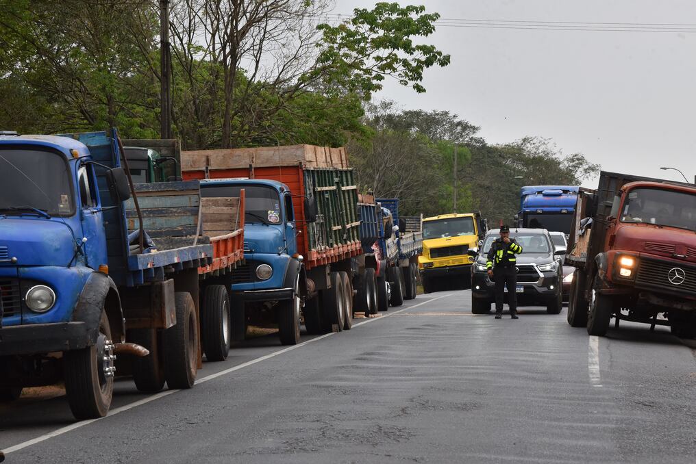 Los transportistas, que se movilizaron la semana pasada por promesas incumplidas en julio pasado por el Gobierno, llegaron a un nuevo acuerdo el viernes último. Foto: AFP.