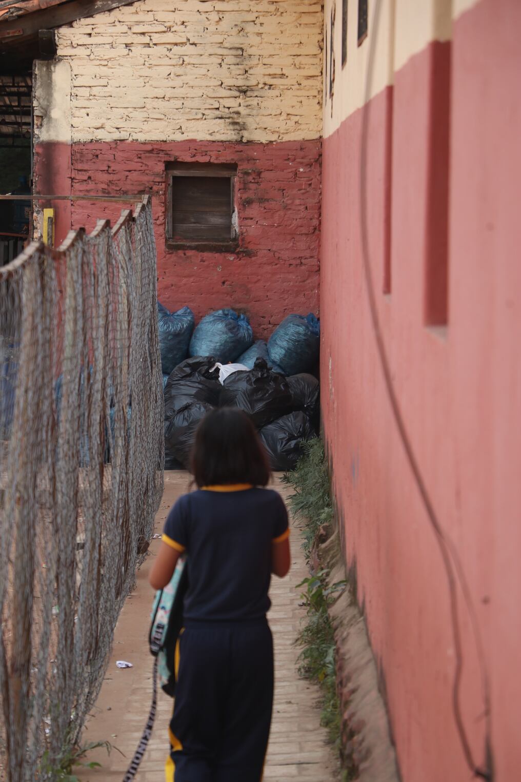 Bolsas de basura acumuladas dentro del patio escolar de la Escuela Delfín Chamorro.