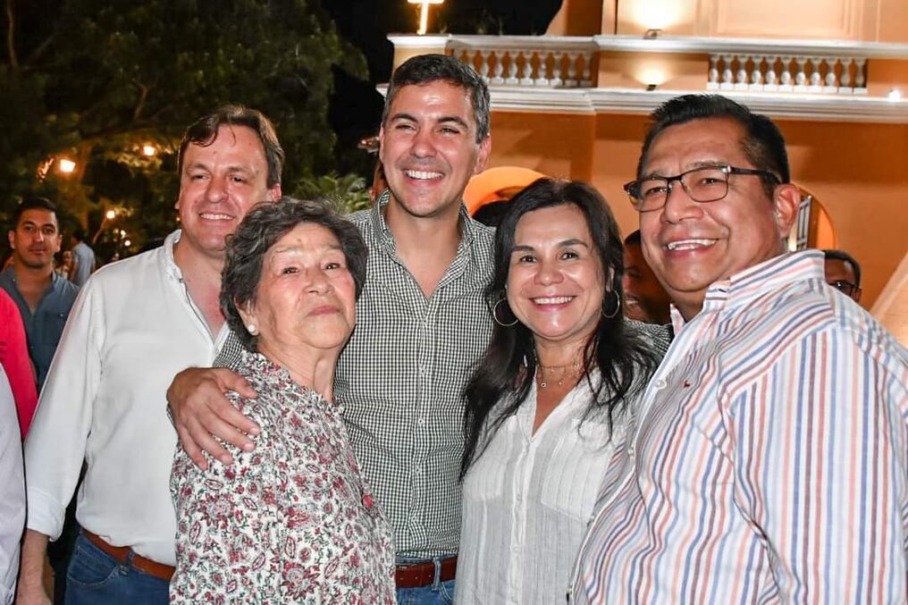 Luis Fernando, Santiago Peña y Tadeo Rojas compartiendo con los esperanzados centralinos que depositan en los candidatos de la Lista 1 sus sueños de cambio. Foto: Gentileza.