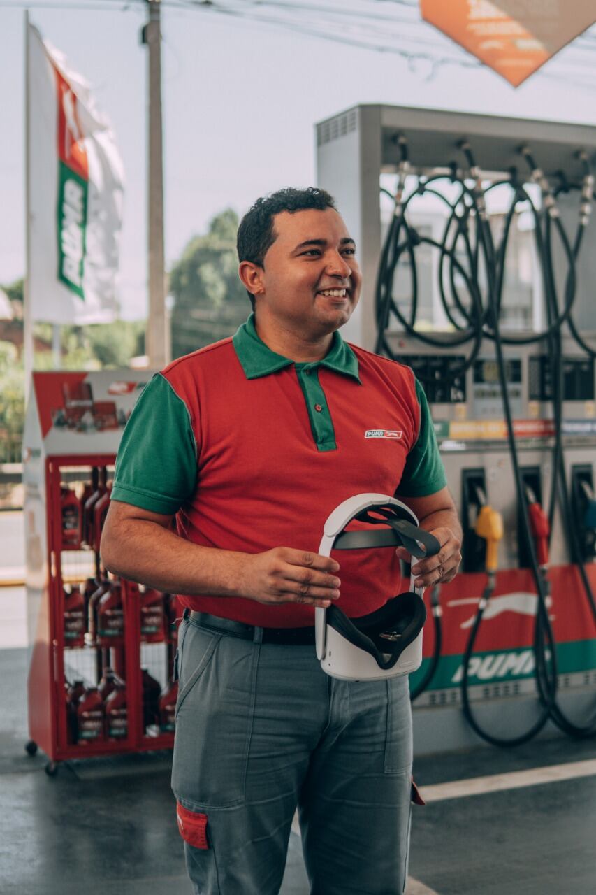 Puma Energy innovará a través de la realidad virtual en las capacitaciones a sus colaboradores, lo cual les permitirá recrear situaciones y escenarios reales en estaciones de servicios, mientras simulan la realización de tareas comunes al rubro. Foto: Gentileza.