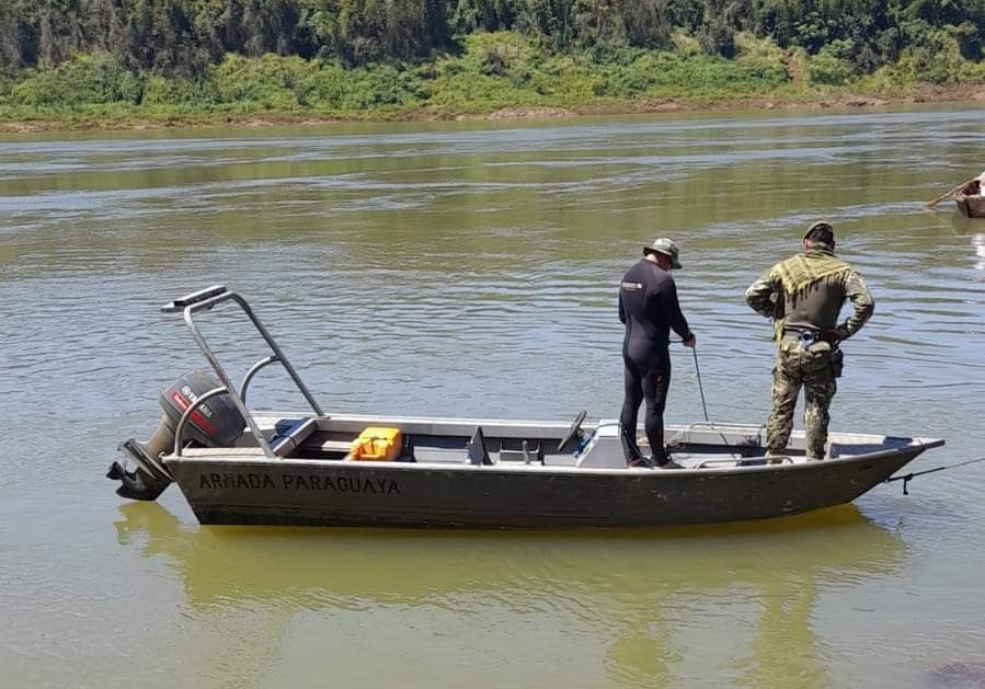 Dejar las embarcaciones pequeñas y cruzar el río Paraná  en balsa, entre los puertos Irala, de Paraguay y Libertad de Argentina, es lo que espera la población y cifra esperanzas en una nueva reunión prevista entre autoridades de ambos países, el 18 de marzo. Foto: Gentileza.