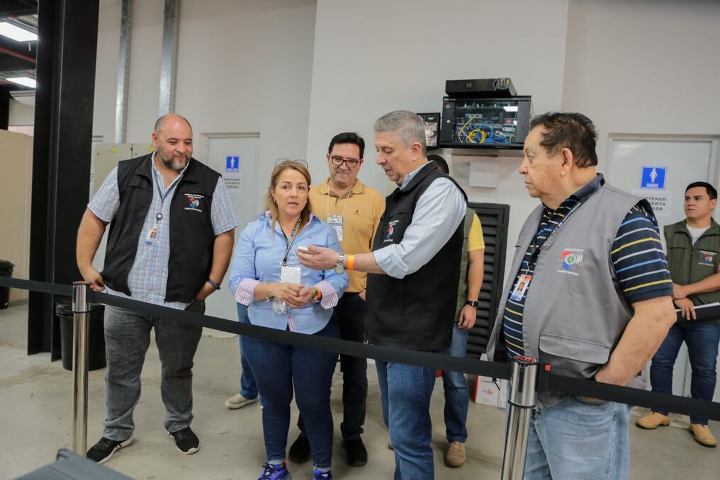 El ministro Bestard acompañó el proceso de impresión de las credenciales de contingencia que se está realizando desde la DTIC. Foto: Gentileza.