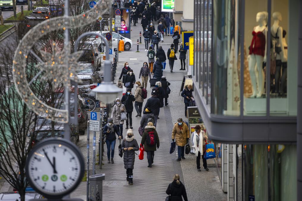 Con este confinamiento parcial, las empresas deberán permitir a sus empleados trabajar desde sus casas o facilitar las vacaciones durante estas próximas tres semanas y media. Foto: AFP.