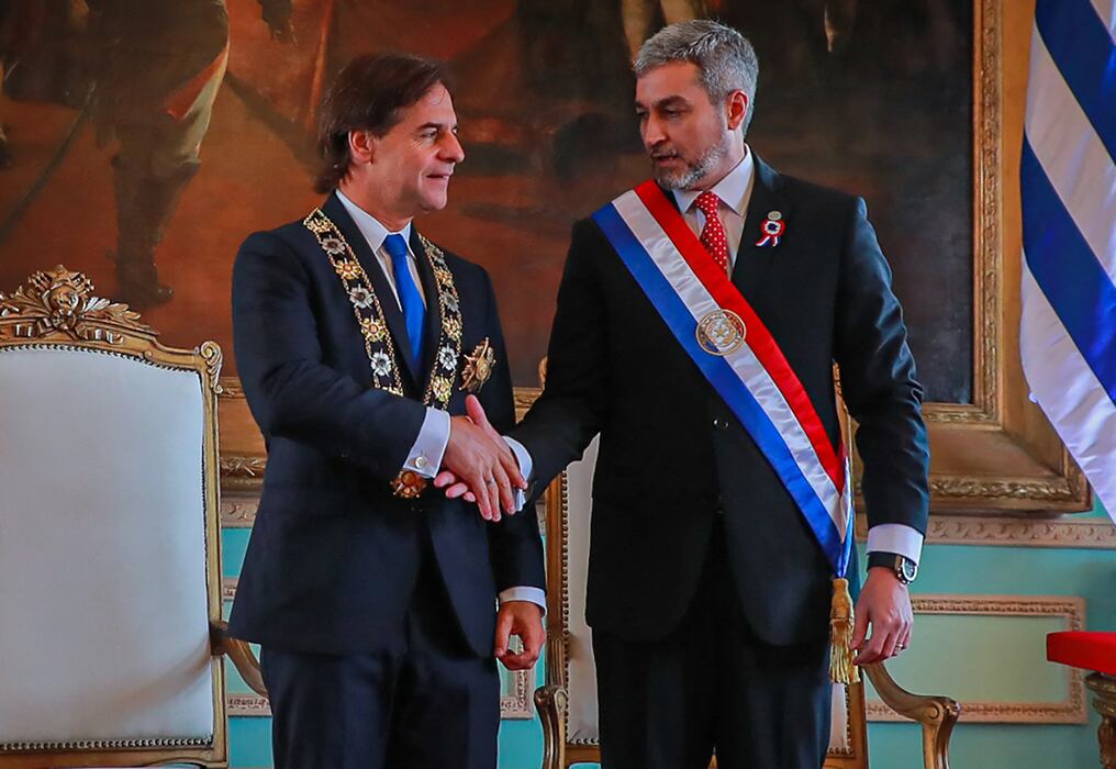 El presidente Mario Abdo condecoró este domingo a su homólogo uruguayo, Luis Lacalle Pou, con la Orden Nacional al Mérito Francisco Solano López, durante una ceremonia en el Palacio de López. Foto: AFP.