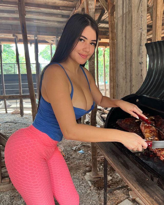 Junto a una parrilla la influencer Laurys Dyva felicitó a los trabajadores este 1 de mayo. Foto: Gentileza