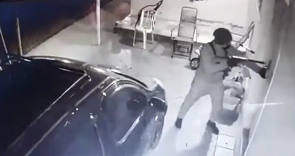 Un encapuchado irrumpió violentamente en una vivienda de J. Augusto Saldívar y a punta de un arma de fuego tomó de rehén a un hombre a quien obligó a llamar al objetivo del atentado, la víctima reaccionó y pudo salvarse. Foto: Captura de video