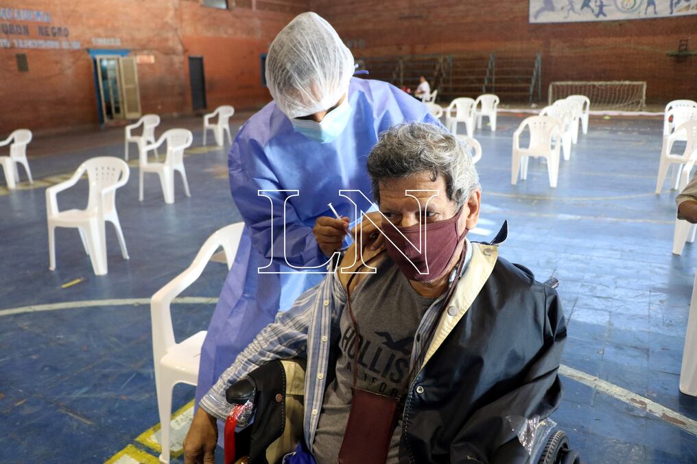 Instan a acompañar a los adultos a los vacunatorios. Foto: Nadia Monges.