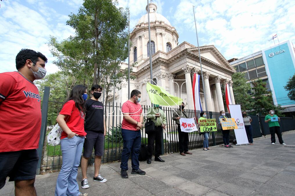 Educadores de la OTEP-A se autoconvocan para una movilización frente al Panteón de los Héroes en protesta por la eliminación del salario básico profesional. Foto: Archivo.