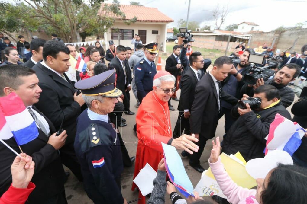 Este domingo, el primer cardenal de Paraguay, Adalberto Martínez, oficia su primera misa como tal en el país y lo realiza en el Bañado Tacumbú, donde fue recibido por cientos de personas que llegaron con la intención de tener su bendición.  Foto: Emilio Bazán.