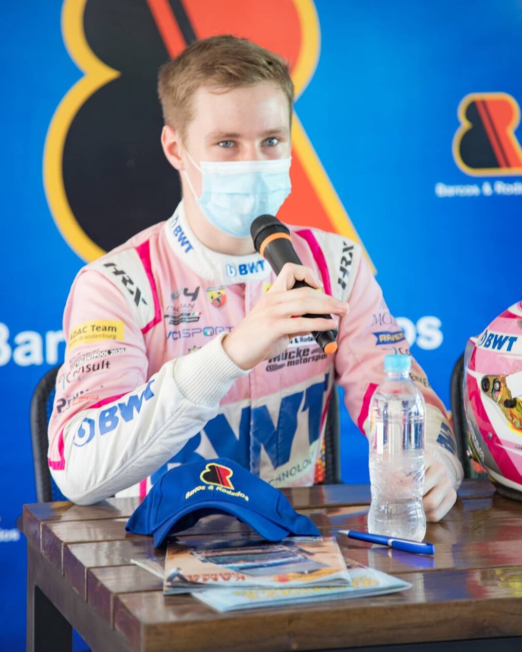 La firma anunció promociones para clientes, incluso, llevará a un ganador a participar de carreras de karting junto al joven, estrella del deporte motor. Foto: Gentileza.