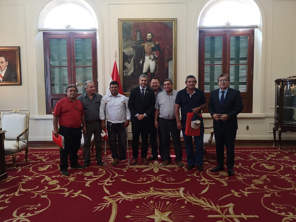 Representantes de los trabajadores se reunieron con el presidente Mario Abdo Benítez y el director de la EBY, Nicanor Duarte Frutos, en el Palacio de López, en marzo pasado. Foto: Gentileza