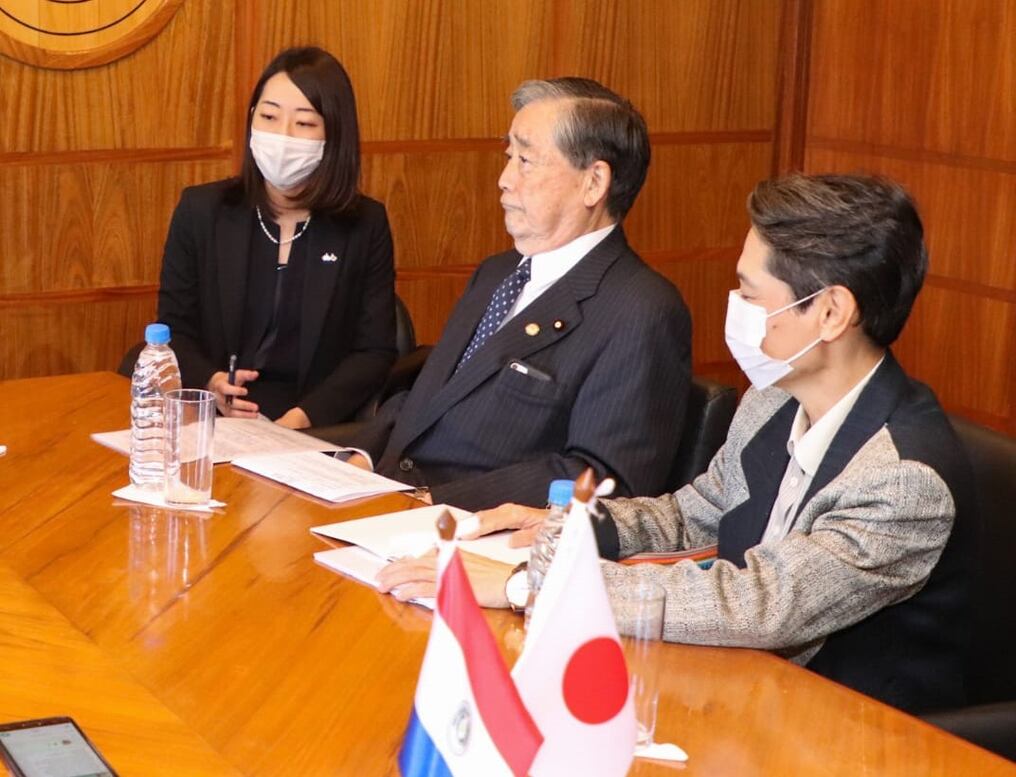 El diputado japonés Okuno Shinsuke destacó el potencial y la variedad de la producción industrial paraguaya, así como la importancia de una promoción de productos paraguayos. Foto: Gentileza.