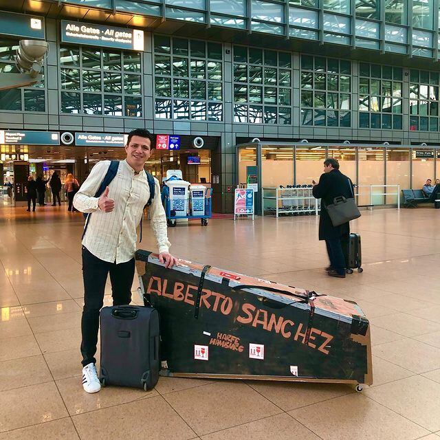 El compatriota Alberto Sánchez se destaca con el arpa paraguaya en Europa. Foto: Instagram
