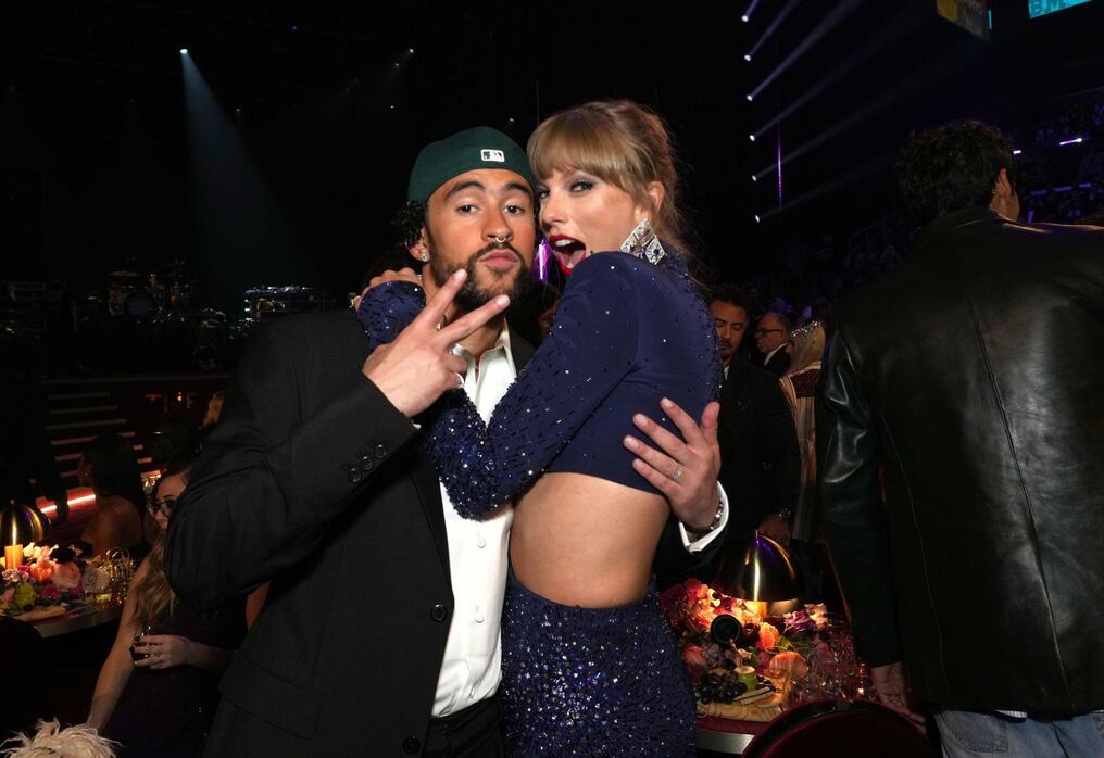 Taylor Swift posó junto al puertorriqueño, además de contagiarse de "latinidad" con su show en los Grammys. Foto: Gentileza.