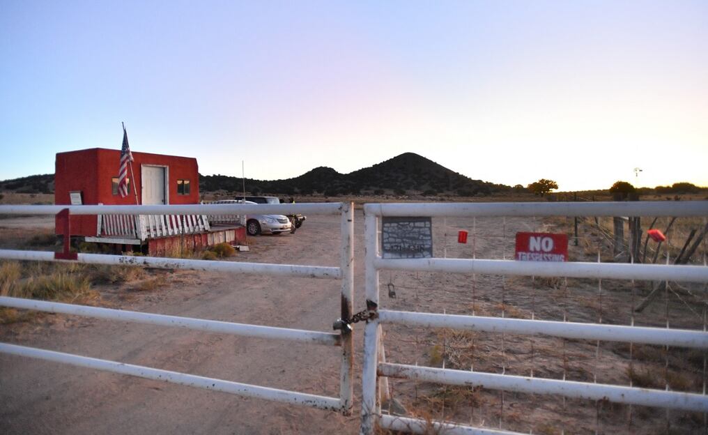 Escenario del trágico suceso. Entrada del Bonanza Creek Ranch en Santa Fe, Nuevo México, donde se filmaba la película, cuya producción fue interrumpida por tiempo indefinido. Foto: AFP.