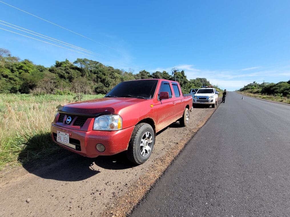 Tras una hora, aproximadamente, se recibió información que dicha camioneta fue abandonada sobre la Ruta PY08. Foto: Gentileza.