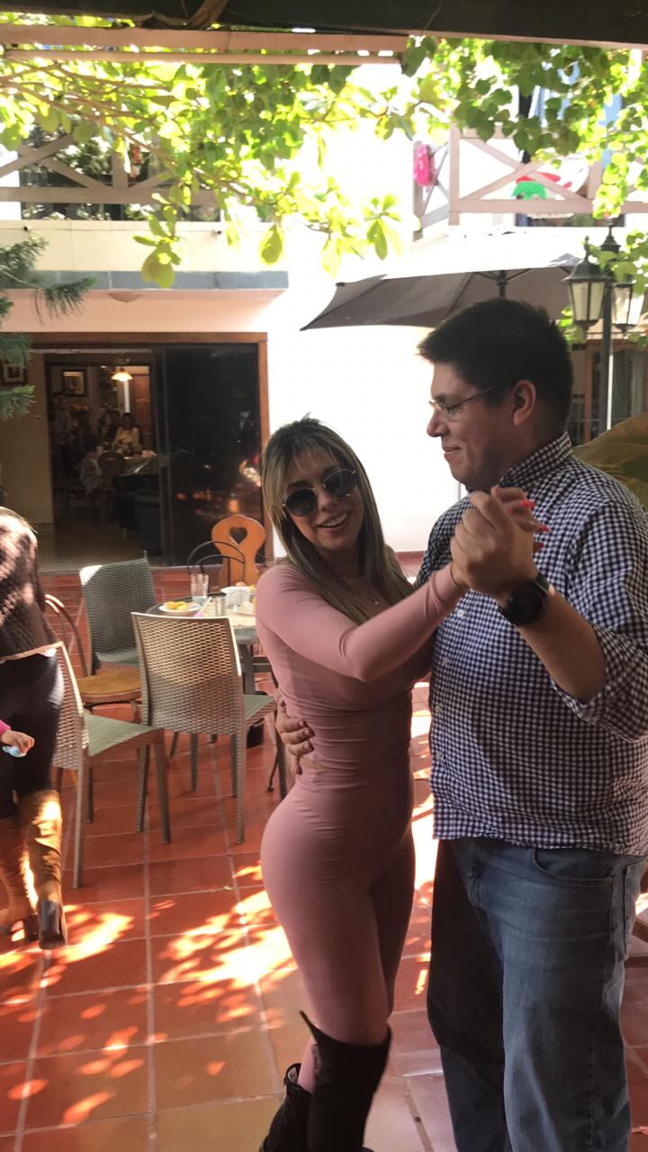 Varios portales de noticias internacionales publicaron la renuncia de Juan Carlos Portillo, hasta ayer viceministro de Salud, por participar de un cumpleaños con modelos. Foto: Gentileza.