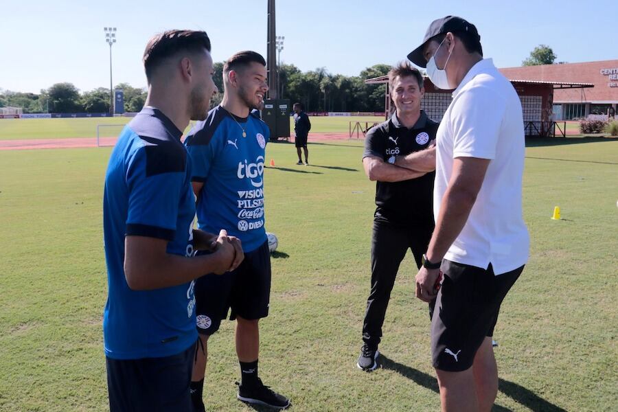 Guillermo Barros Schelotto observa
las bromas de Bobadilla y
los hermanos Óscar y Ángel.FOTO:PRENSA APF