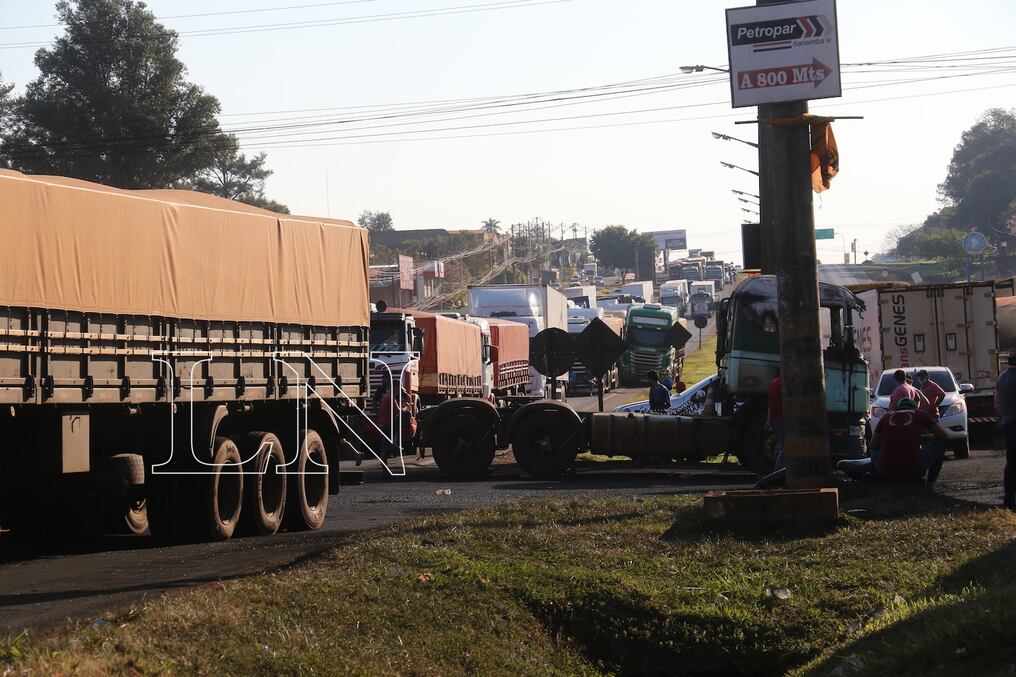 Indicaron que esta movilización será a nivel país y que desde el miércoles se va a cerrar la frontera, afectando incluso al transporte de la soja. Foto: Pánfilo Leguizamón.