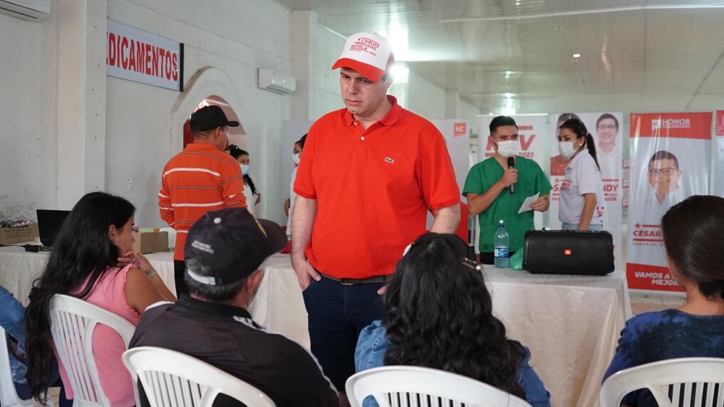 El dirigente colorado Carlos Mercado Rotela (de pie) sostuvo que tiene como objetivo impulsar una campaña electoral distinta, no solamente con discursos, sino con acciones. Foto: Gentileza.