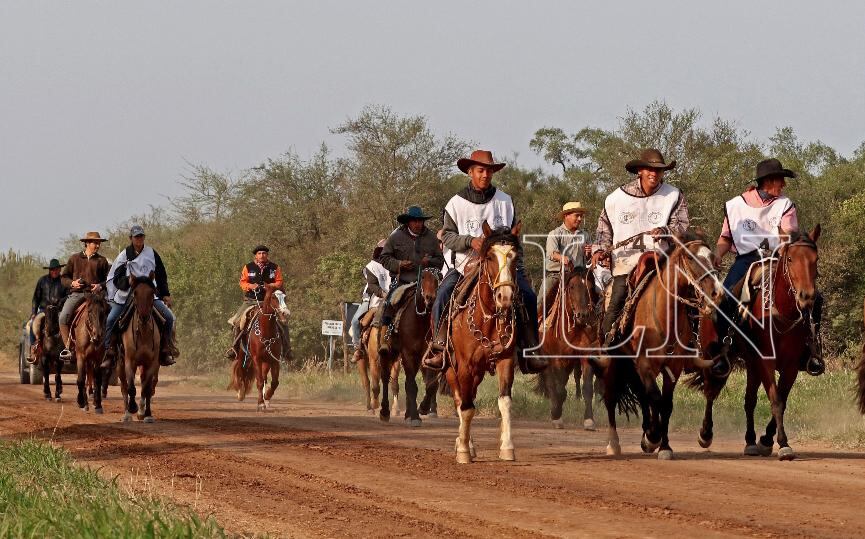 La competencia arranca bien temprano, desde las 5:00, con el despliegue de los caballos de la raza que buscarán lucirse en la competencia de resistencia. Foto: Carlos Juri.
