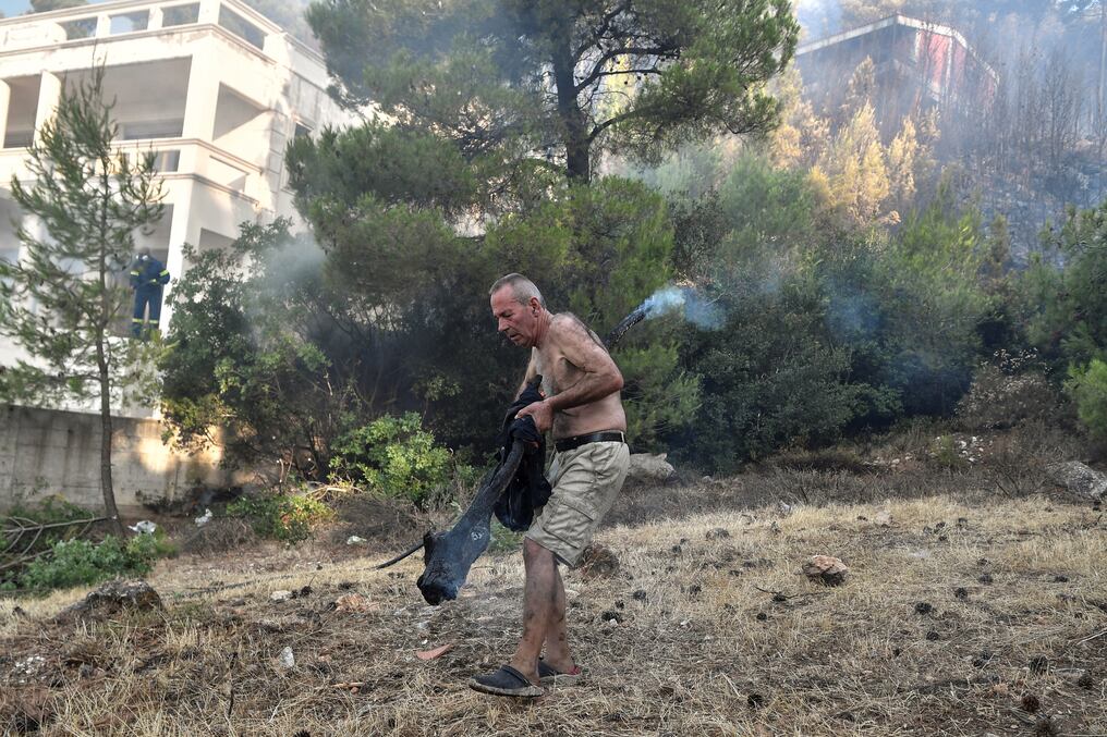 En los pequeños pueblos de Turquía, muchos vecinos se han convertido en héroes anónimos contra los mortíferos y destructivos incendios forestales. Foto: AFP.