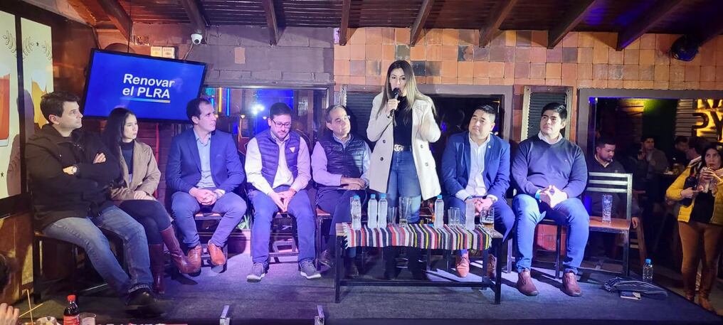 El precandidato a la Presidencia de la República, por el Partido Liberal Radical Auténtico, Martín Burt, conversó con líderes de su partido respecto a la nueva política que propone llevar adelante. Foto: Gentileza.