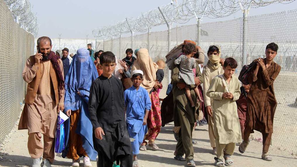 Ciudadanos afganos cruzan la frontera con Pakistán. Foto: AFP.