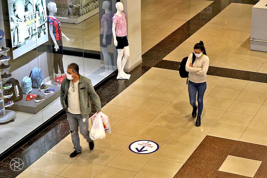 La confianza del consumidor retrocedió en octubre, pero se mantiene por cuarto mes en zona de expansión. Foto: Archivo.