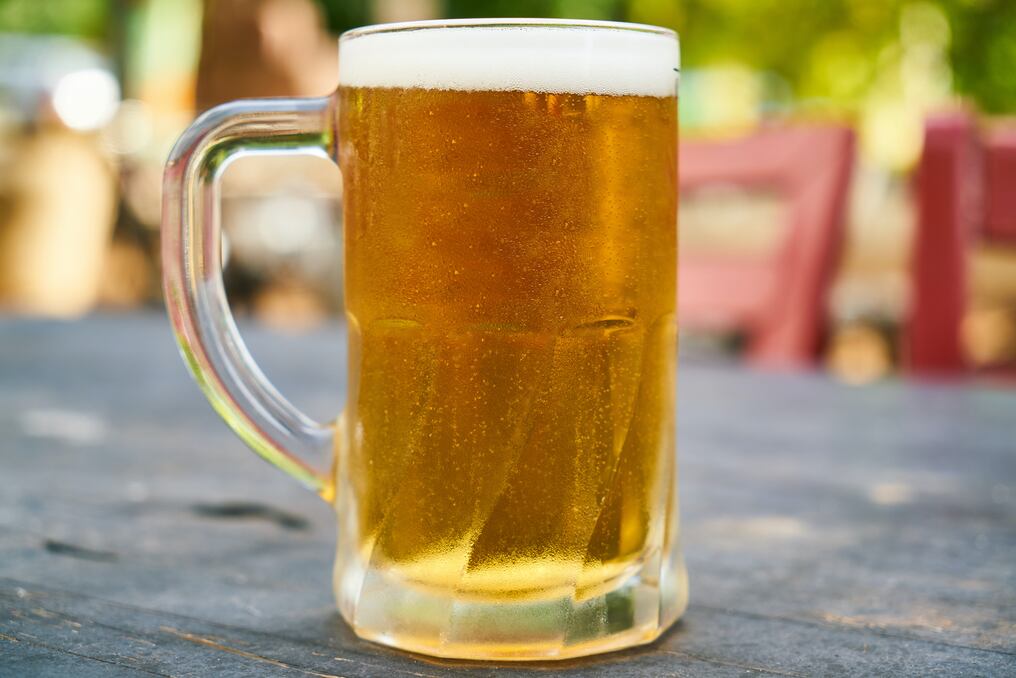 ¿Realmente el consumo de alcohol envejece la piel?