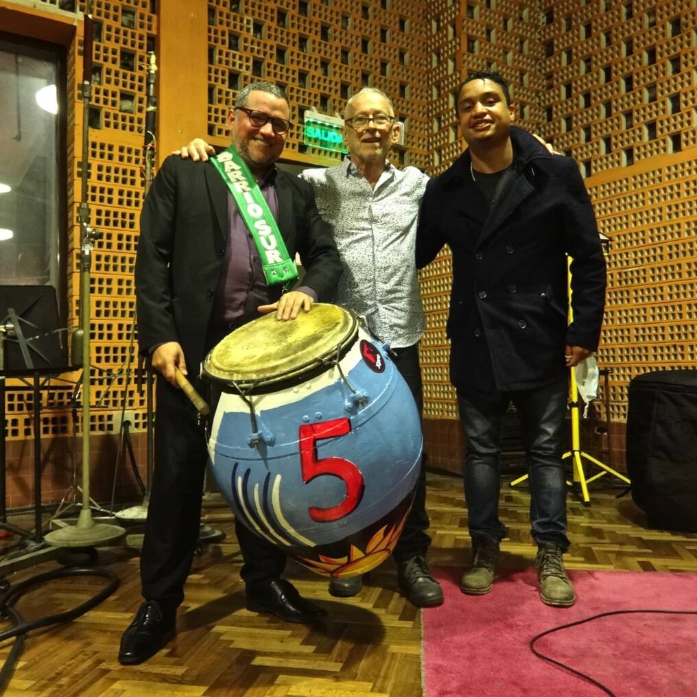 La grabación del sencillo “Un país de gente”, creación de Hugo Ferreira con Hugo Fattoruso, se realizó en el estudio Sondor de Montevideo.