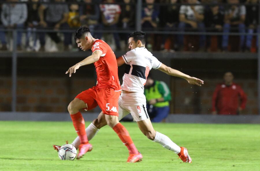 Júnior Barreto soporta la presión de Walter González en el encuentro por el torneo Apertura.FOTO:ARCHIVO