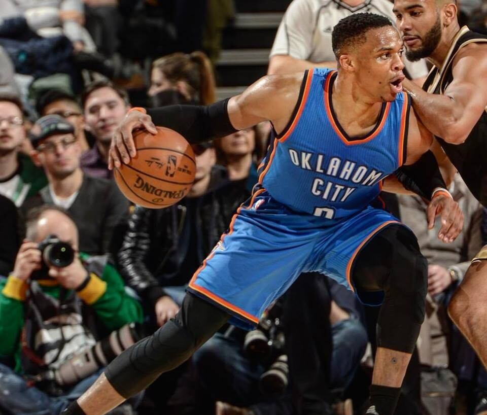 El estelar armador Russell Westbrook (fto) anotó 15 de sus 31 puntos en el último cuarto para el Thunder, que venía de una derrota en Utah el sábado.