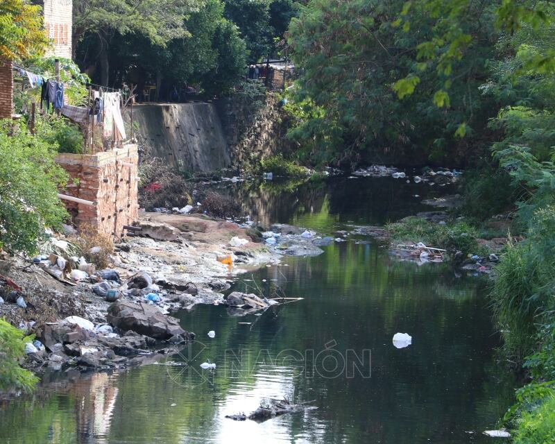 El arroyo Mburicao, uno de los más emblemáticos de Asunción, esta totalmente contaminado. Foto: Archivo La Nación.