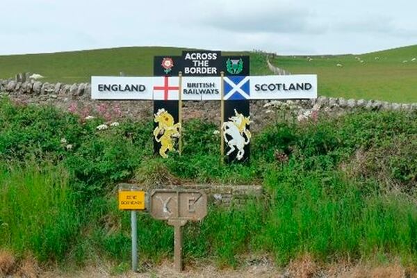 Escocia de hoy en día sigue reivindicando sus raíces célticas y el inglés convive con el escocés y el gaélico escocés. También mantiene su bandera (la Cruz de San Andrés, evangelizador y patrón de Escocia). 