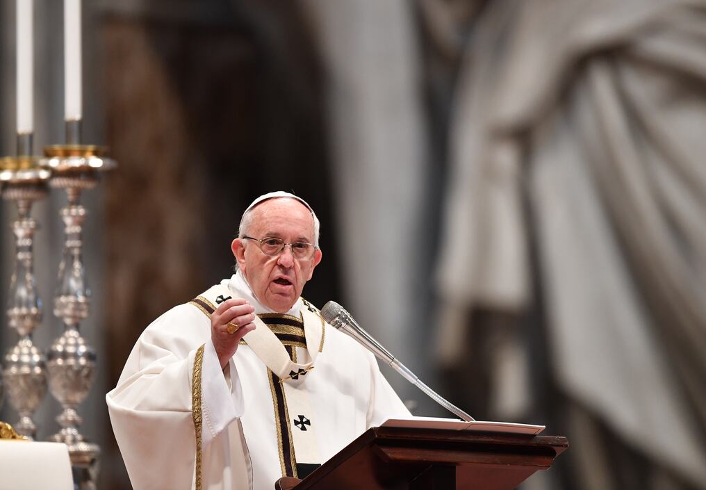 El papa Francisco, durante la misa crismal en el Vaticano. Foto:  AFP PHOTO / Alberto PIZZOLI