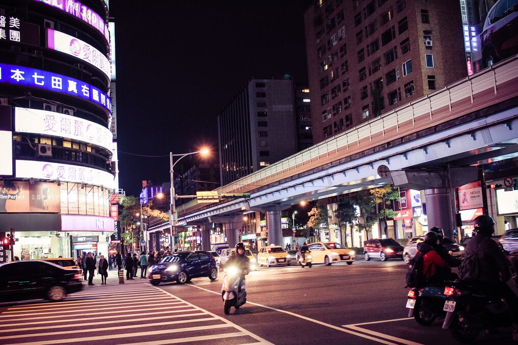 El metro elevado, las motos, las bicicletas y muchos peatones en la noche de Taipei. Foto: Arturo López. 