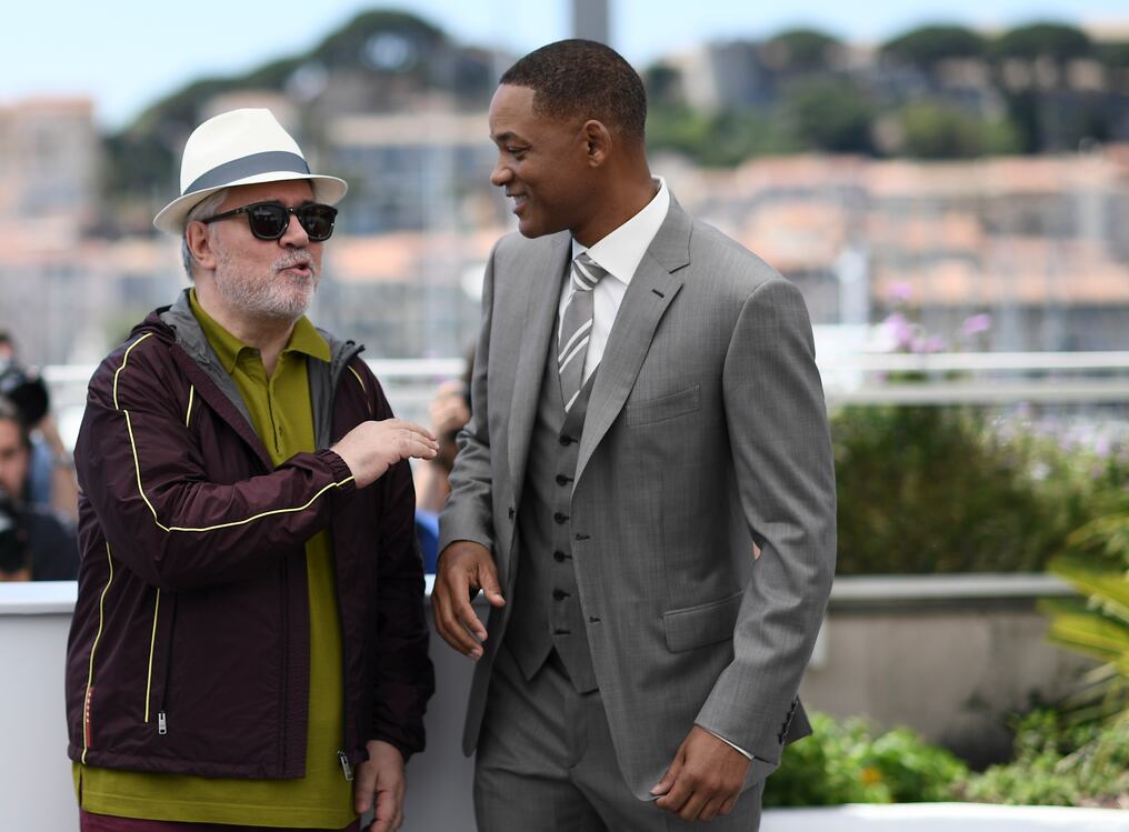 Pedro Almodovar y Will Smith. Foto: AFP / Anne-Christine POUJOULAT