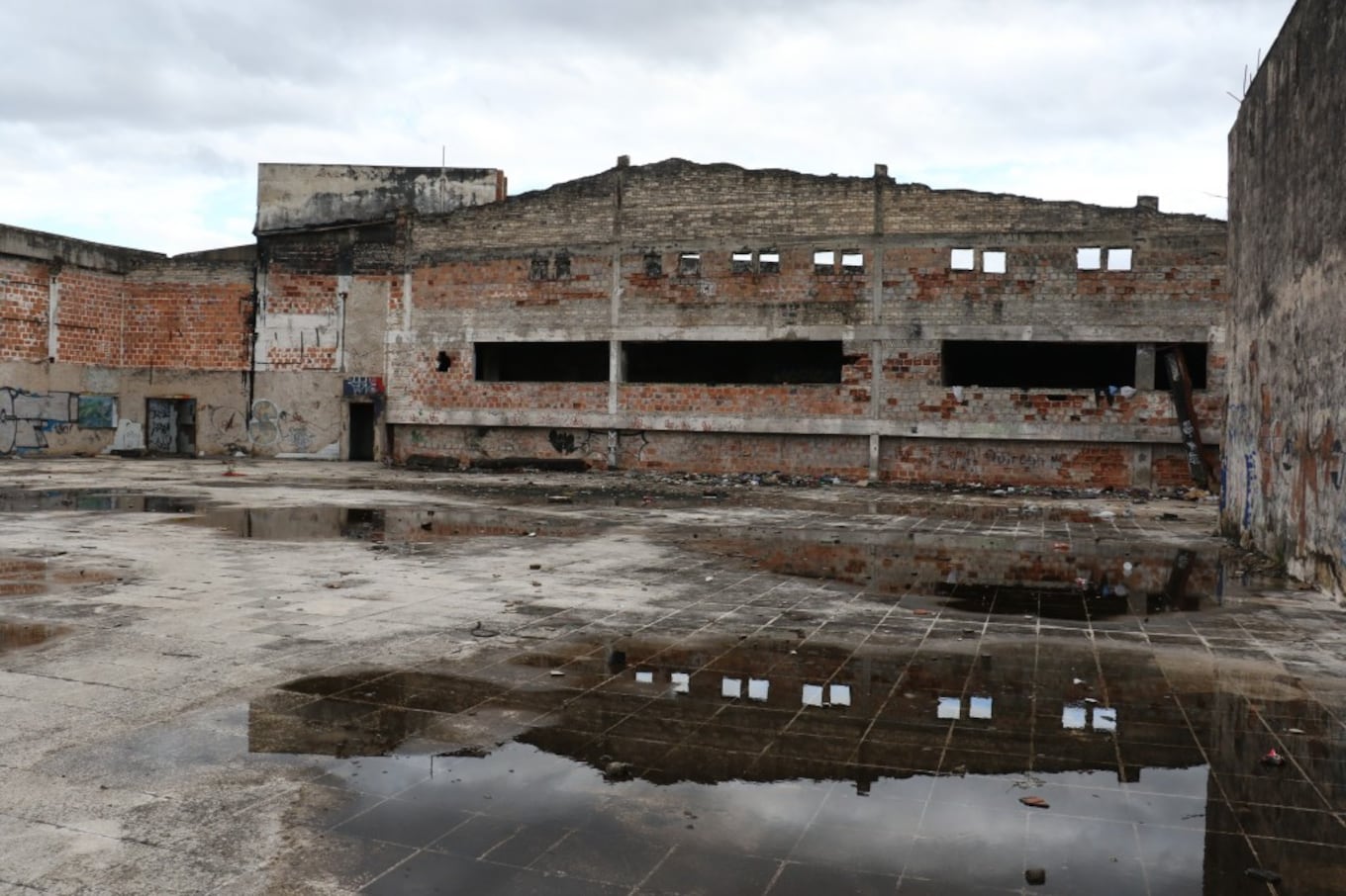 Un museo y centro de esparcimiento es lo que se proyecta hacer en el local del Ycuá Bolaños. Fotos, Néstor Soto.