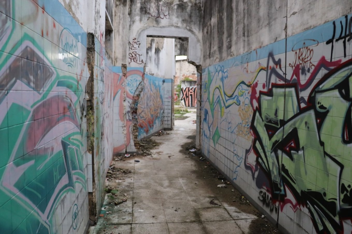Uno de los tantos pasillos con Graffitis en el Super. Fotos, Néstor Soto.